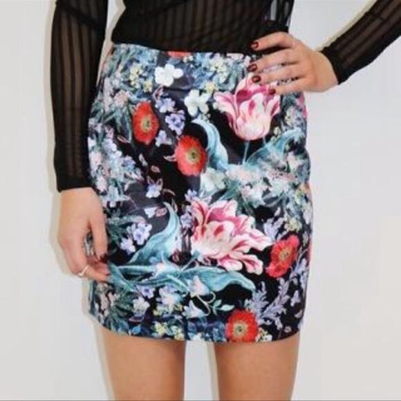 MinkPink Botanica Mini Skirt, Floral Size M, NWT - Picture 5 of 7